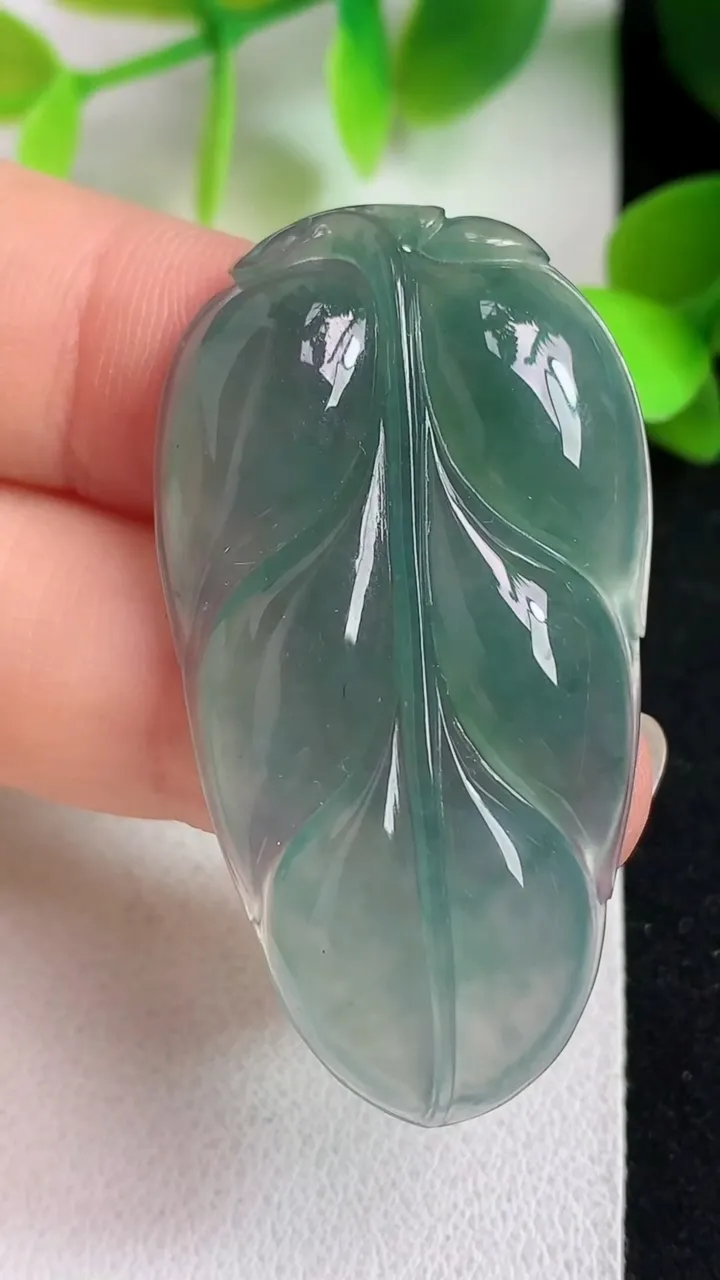 天然A货翡翠金枝玉叶 叶子吊坠，尺寸44-24.2-6.2，重量:10.50g
5月6日