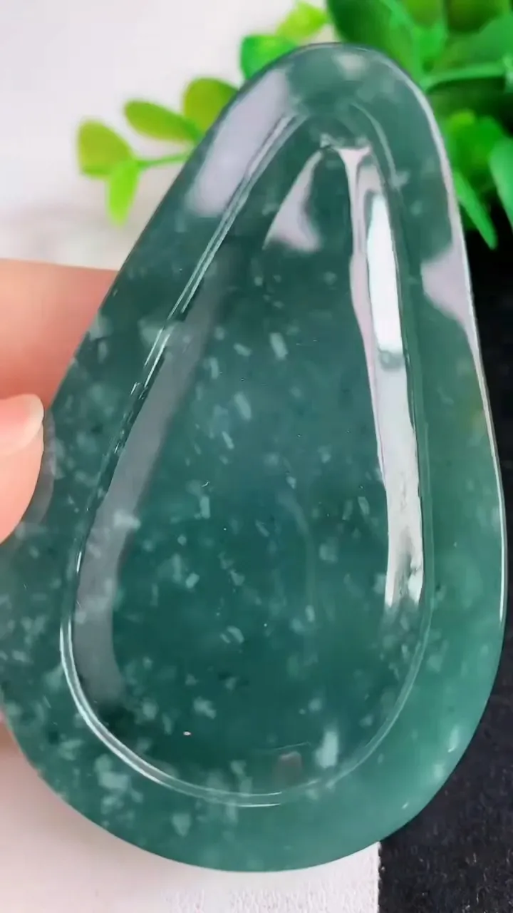 天然A货翡翠蓝水山水牌吊坠，尺寸80-46.8-8.6，重:69.16g
5月6日