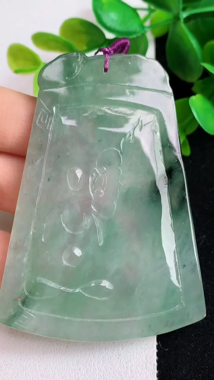 天然A货翡翠一念之间吊坠，尺寸69-48-4.2，重量:33.45g
5月6日