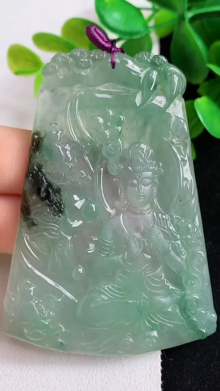 天然A货翡翠一念之间吊坠，尺寸69-48-4.2，重量:33.45g
5月6日