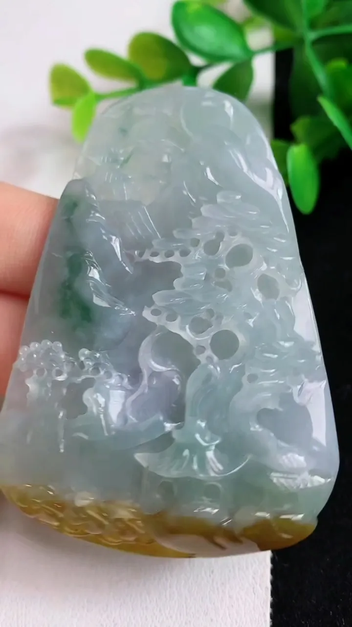 天然A货翡翠双彩山水牌吊坠，尺寸67.3-46.5-10，重:43.25g
5月6日