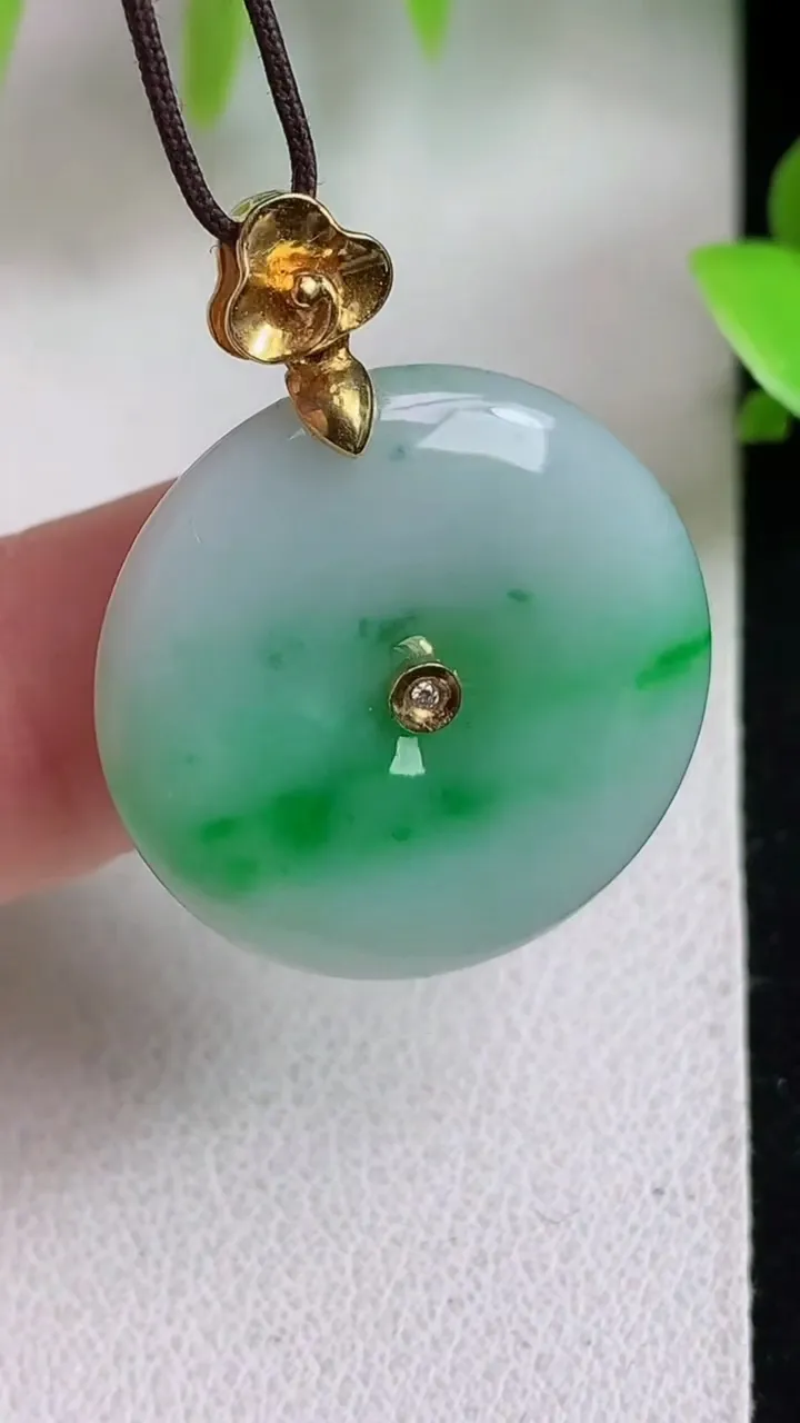 天然A货翡翠平安扣吊坠，尺寸23.7-5，重量:6.68g
5月6日
