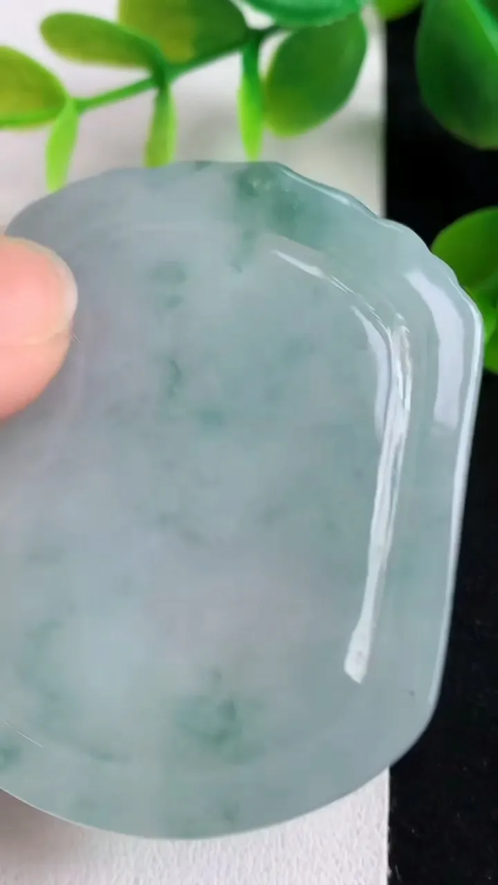 天然A货翡翠飘花生肖马牌吊坠，尺寸52.4-44.7-5.2，重量:24.72g
5月6日