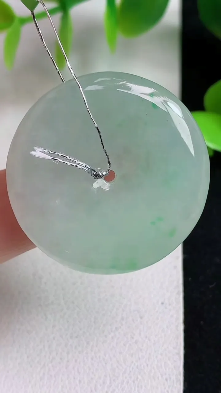 天然A货翡翠平安扣吊坠，尺寸30.3-4.6，重量:9.28g
5月6日