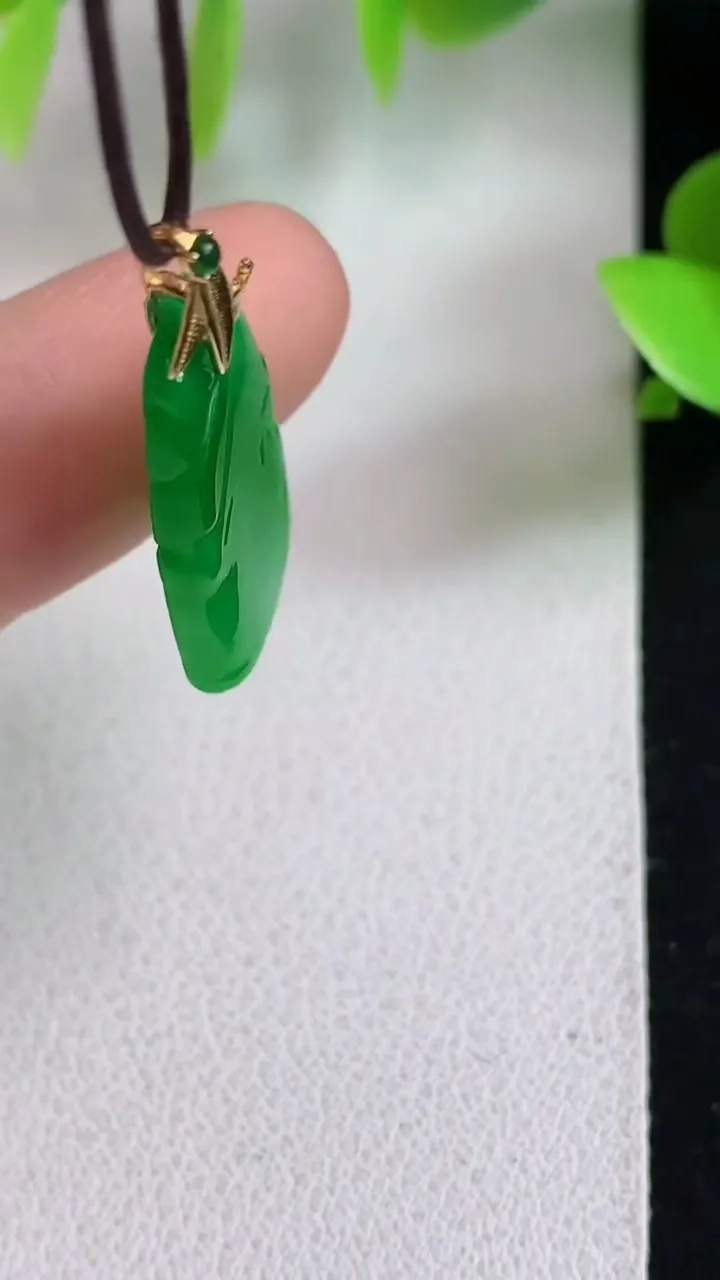 天然A货翡翠节节高升 竹节吊坠，尺寸21-12.6-3.3，重量:1.85g
5月6日
