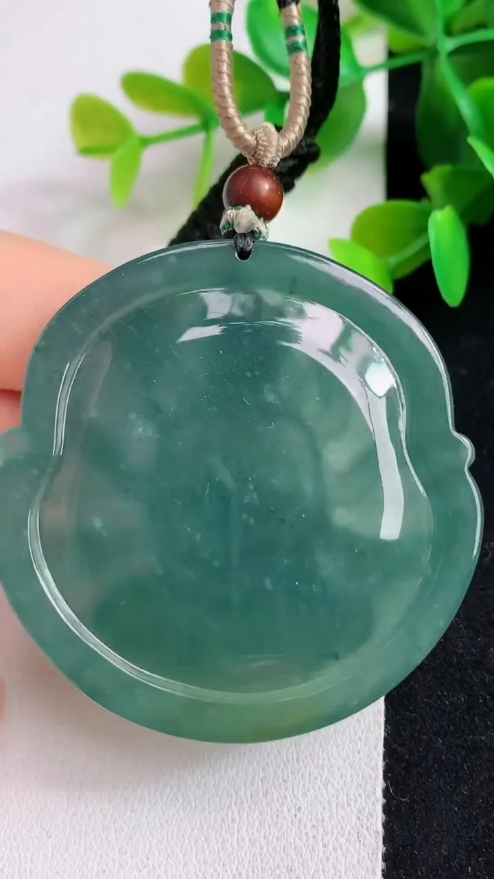 天然A货翡翠蓝水千手观音吊坠，尺寸50.5-6.6，重:33.26g
5月6日