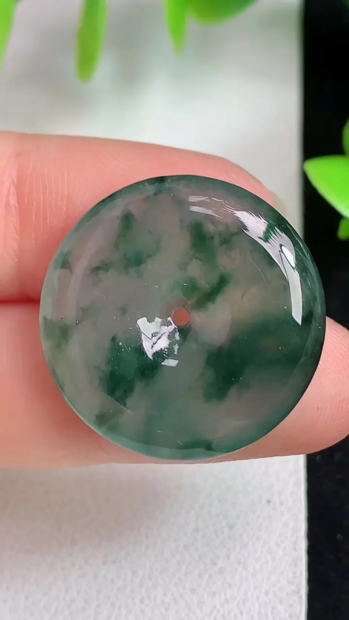 天然A货翡翠飘花平安扣吊坠，尺寸24-5，重量:5.55g
5月6日