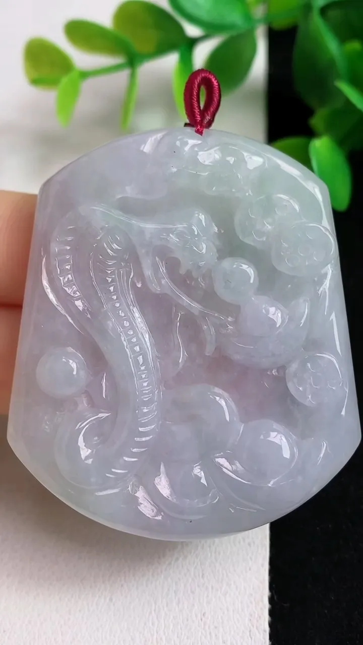 天然A货翡翠春带彩 紫罗兰生肖蛇吊坠，尺寸52.6-44.3-6，重量:26.24g
5月6日