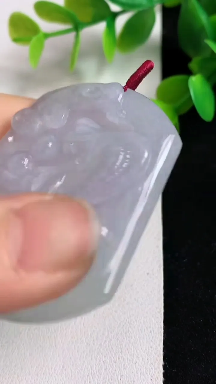 天然A货翡翠春带彩 紫罗兰生肖蛇吊坠，尺寸52.4-45.6-5.4，重量:25.86g
5月6日