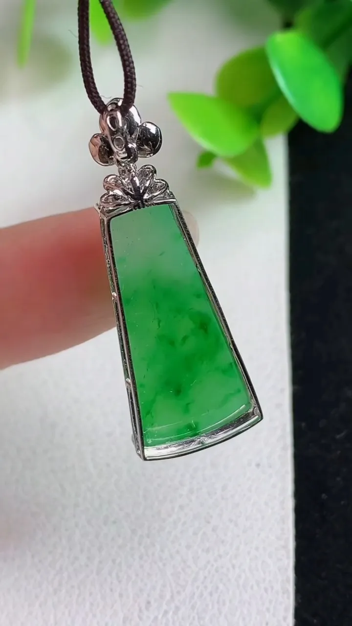 天然A货翡翠无事牌吊坠，尺寸32.5-12.2-5.4，裸石24.2-10.8，重量:2.55g
5月6日