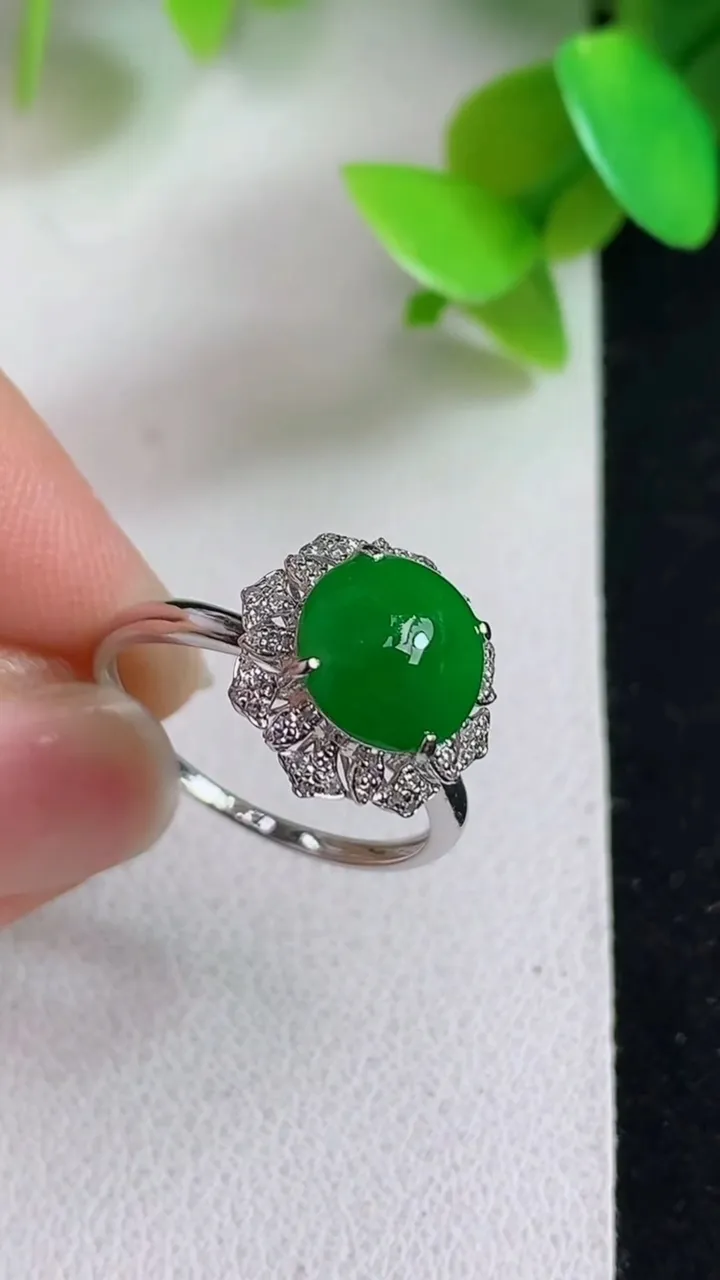 天然A货翡翠蛋面戒指，尺寸17-8.5，重量:2.00g2025年5月6日
工厂直销收藏佳品,种好水