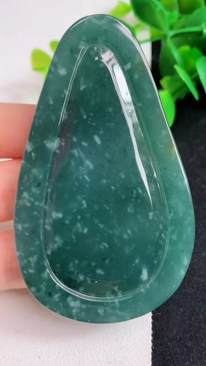 天然A货翡翠蓝水山水牌吊坠，尺寸80-46.8-8.6，重:69.16g
5月6日