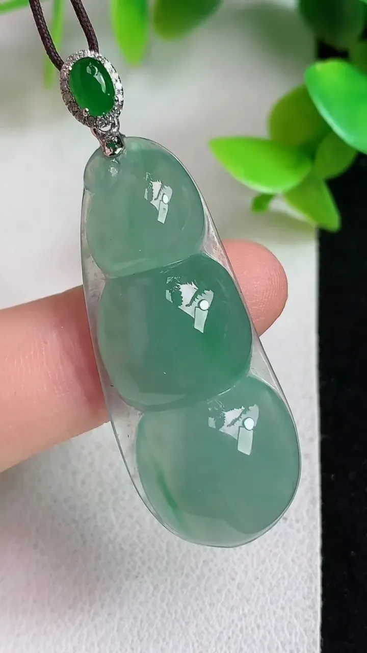 天然A货翡翠福豆吊坠，尺寸38.5-16-6.3，重量:6.66g
5月6日