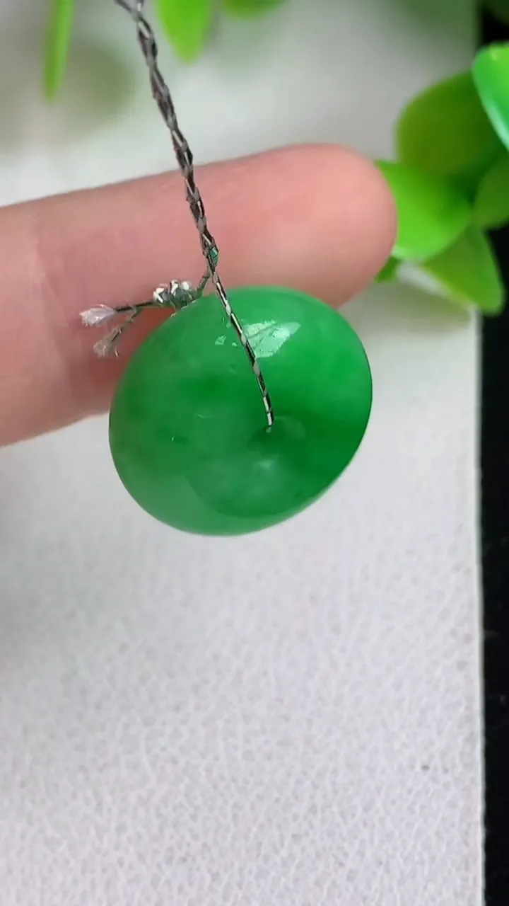 天然A货翡翠路路通吊坠，尺寸16-8，重量:4.22g
5月6日