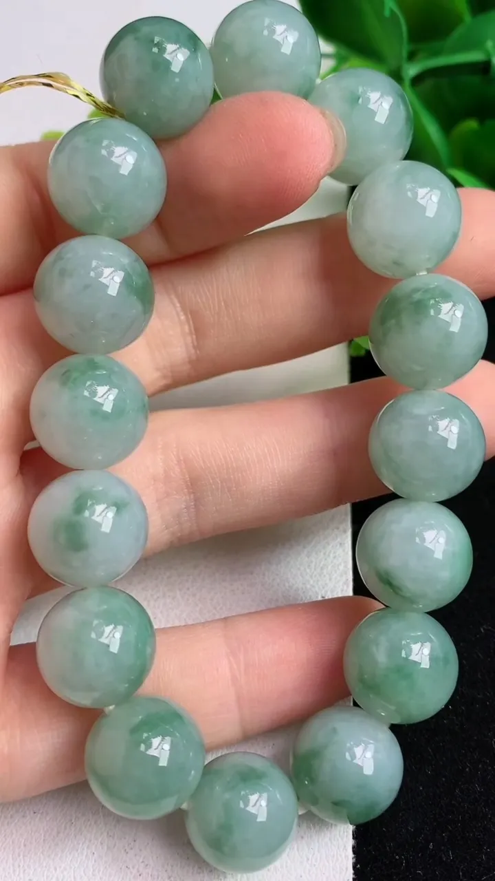 天然A货翡翠货飘花圆珠手串16颗，尺寸12.5，重量:53.55g5月6日
工厂直销收藏佳品,种好水足，色泽均匀，有种有色，上手高大气！