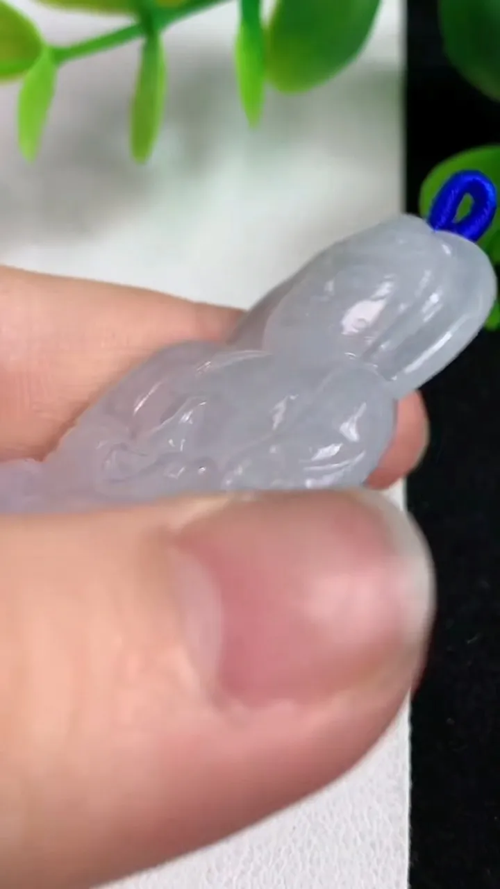 天然A货翡翠白冰观音菩萨吊坠，尺寸52-33-4.8，重量:14.00g
5月6日