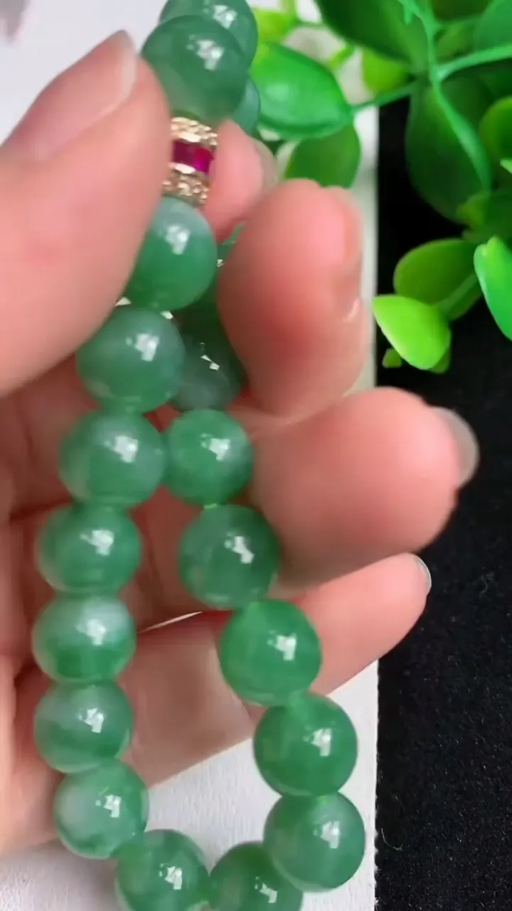 天然A货翡翠圆珠手串20颗，尺寸8.6，重量:25.51g5月6日
工厂直销收藏佳品,种好水足，色泽均匀，有种有色，上手高大气！
