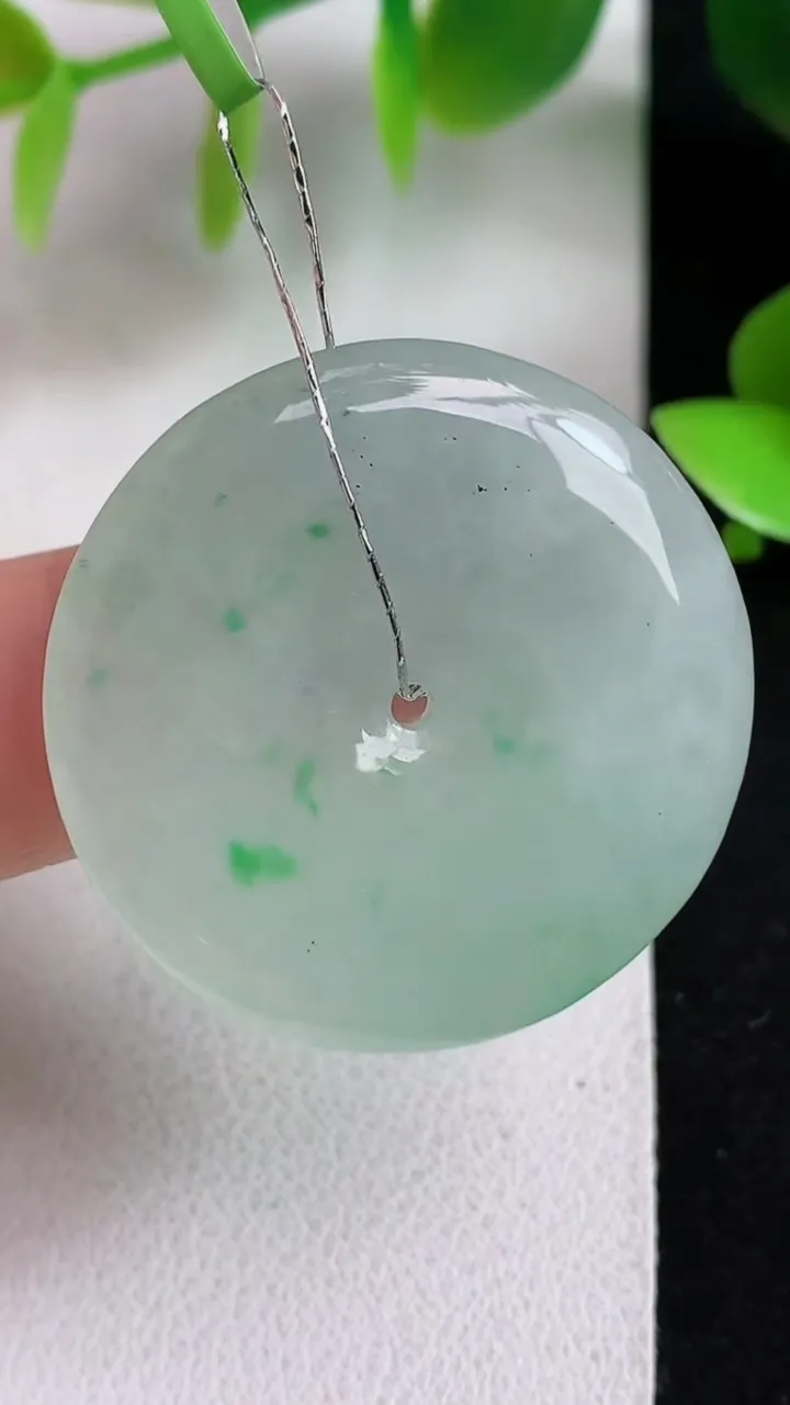 天然A货翡翠平安扣吊坠，尺寸30.3-4.6，重量:9.28g
5月6日