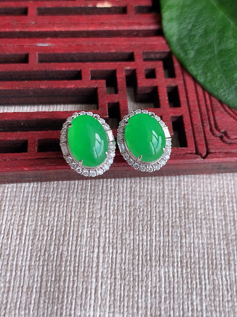 天然A货翡翠18K金伴钻镶嵌甜绿蛋面耳钉尺寸9.6×7mm 重量3.06g 0504