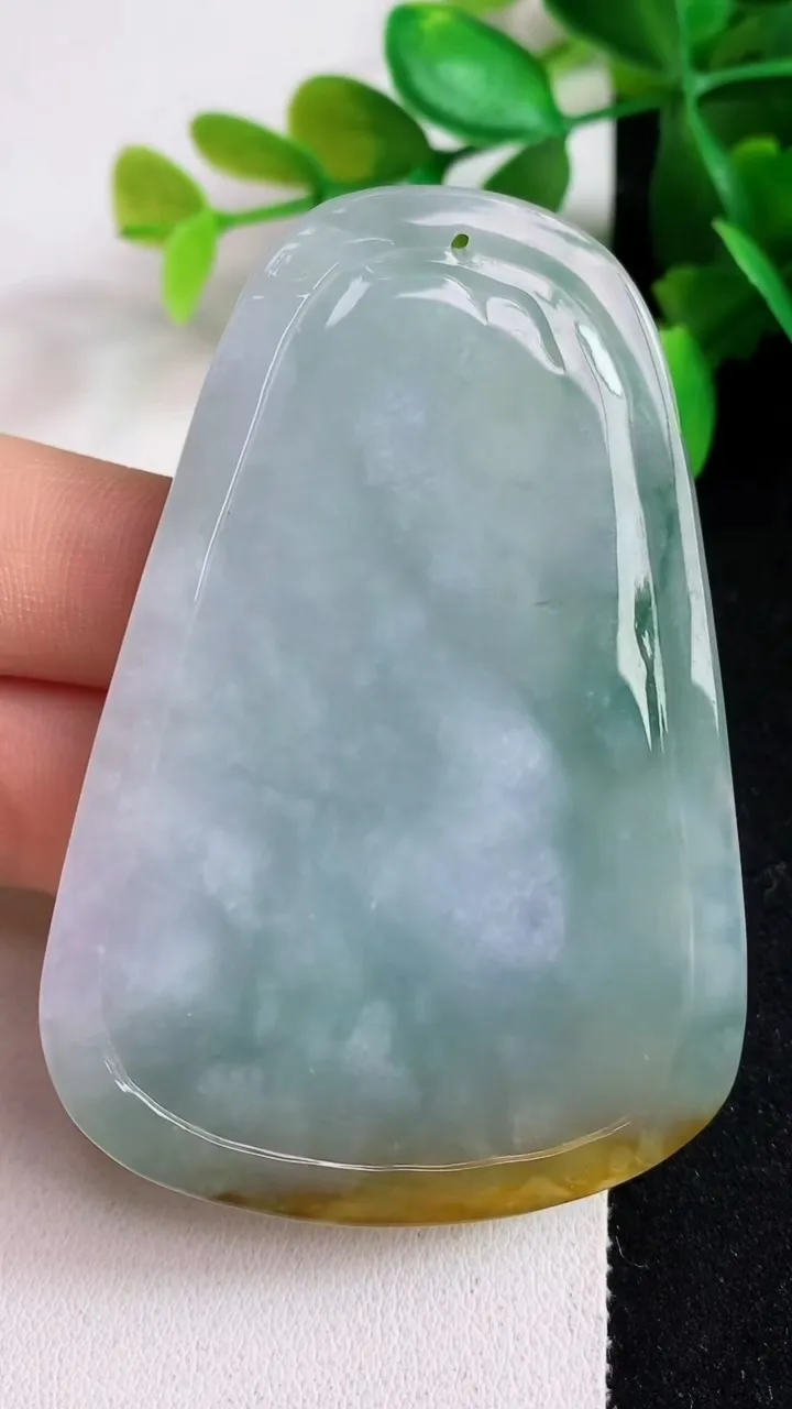 天然A货翡翠双彩山水牌吊坠，尺寸67.3-46.5-10，重:43.25g
5月6日
