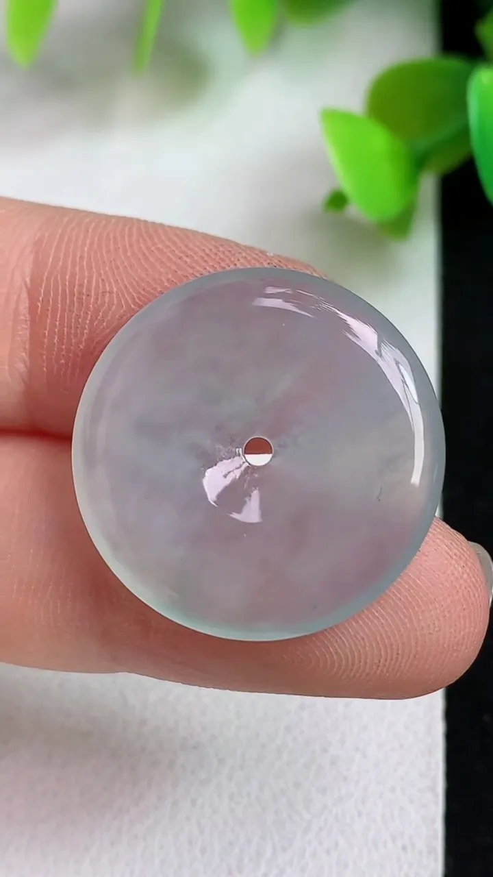 天然A货翡翠白冰平安扣吊坠，尺寸23-3.4，重:3.76g
5月6日