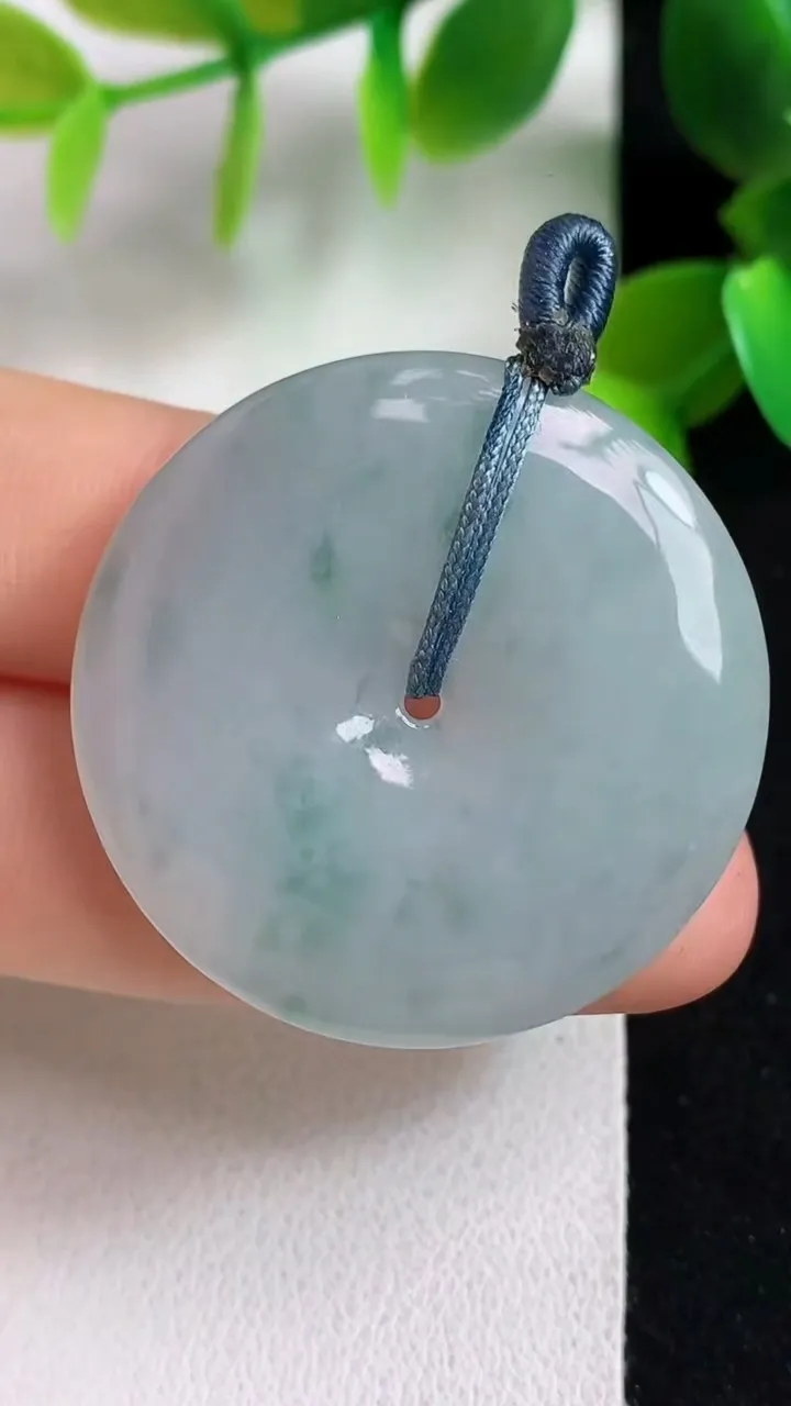 天然A货翡翠飘花平安扣吊坠，尺寸33.6-5，重量:11.43g
5月6日