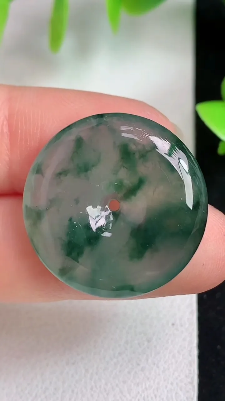 天然A货翡翠飘花平安扣吊坠，尺寸24-5，重量:5.55g
5月6日