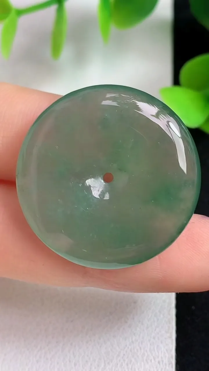 天然A货翡翠平安扣吊坠，尺寸28.2-5.2，重量:8.45g
5月6日