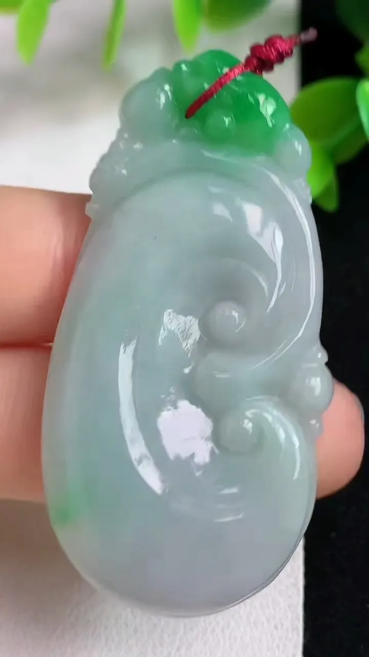 天然A货翡翠如意吊坠，尺寸53-26.2-6.3，重量:15.10g
5月6日