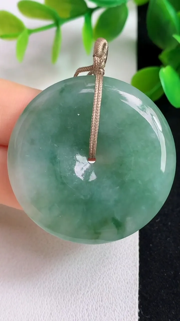 天然A货翡翠平安扣吊坠，尺寸39-6，重量:18.85g
5月6日