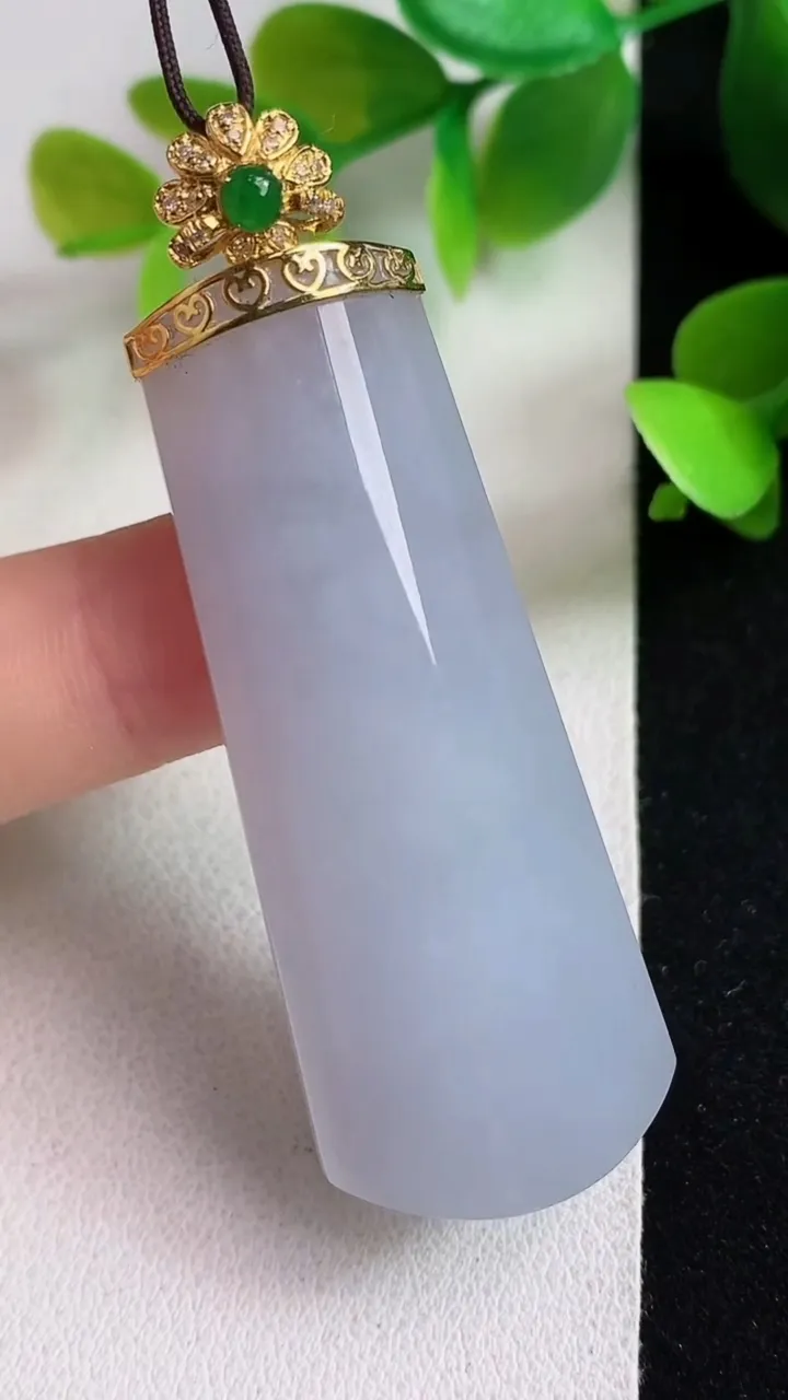 天然A货翡翠k金紫罗兰无事牌吊坠，尺寸49.5-20.2-9，重量:18.65g
5月6日