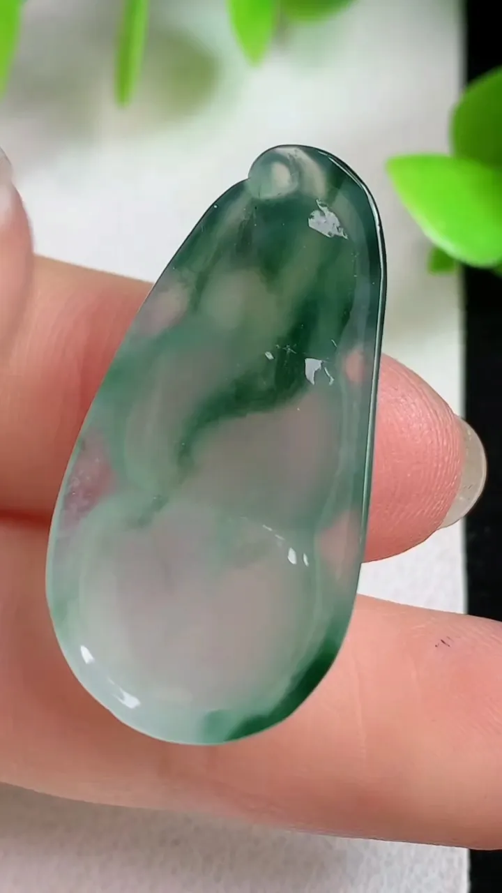 天然A货翡翠飘花福豆吊坠，尺寸32-17-6，重量:5.50g
5月6日