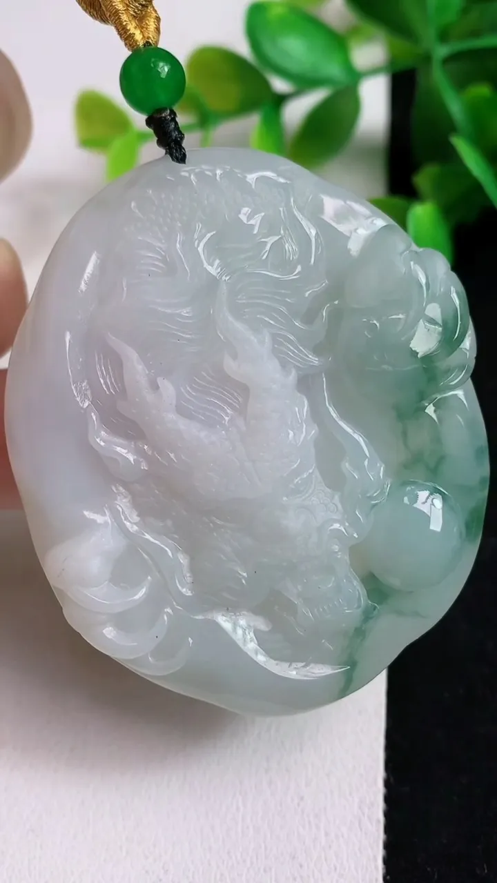 天然A货翡翠飘花龙牌吊坠，尺寸56-48-6.2，重:31.13g
5月6日