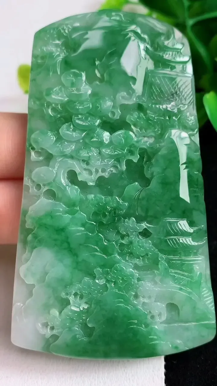 天然A货翡翠山水牌吊坠，尺寸78.2-44-5.3，重量:42.46g
5月6日