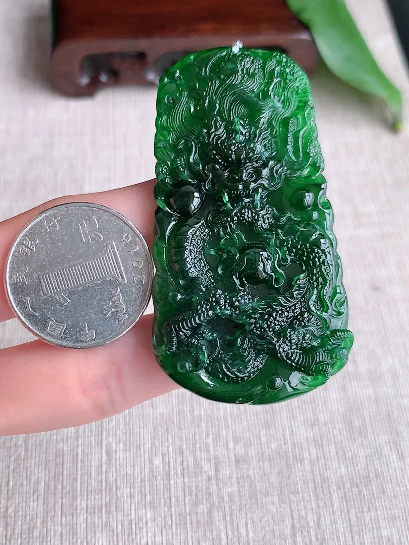天然A货翡翠满色龙牌吊坠尺寸62.8×33.5×8.8m量27.00g 0504