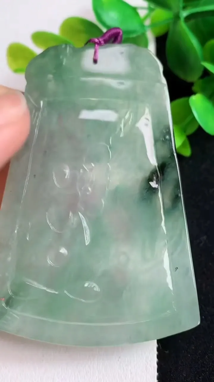 天然A货翡翠一念之间吊坠，尺寸69-48-4.2，重量:33.45g
5月6日