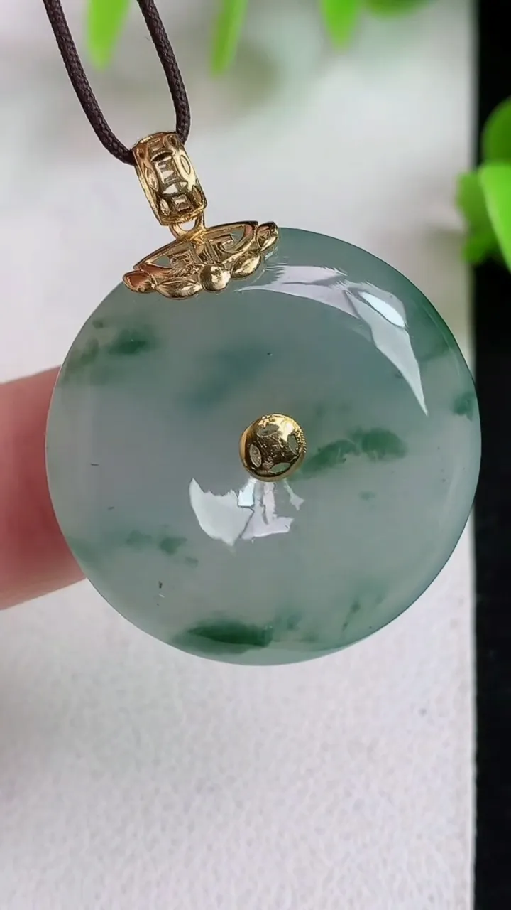 天然A货翡翠飘花平安扣吊坠，尺寸32-25.8-5.8，重:8.20g
5月6日