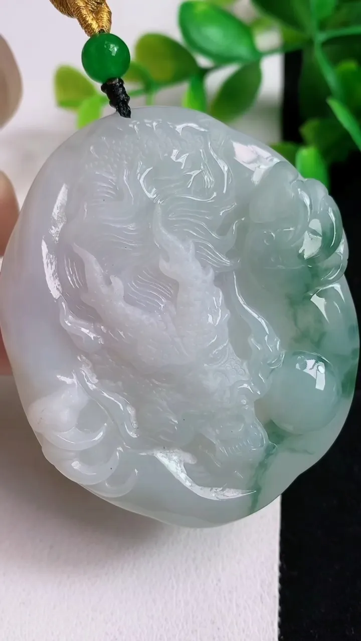 天然A货翡翠飘花龙牌吊坠，尺寸56-48-6.2，重:31.13g
5月6日