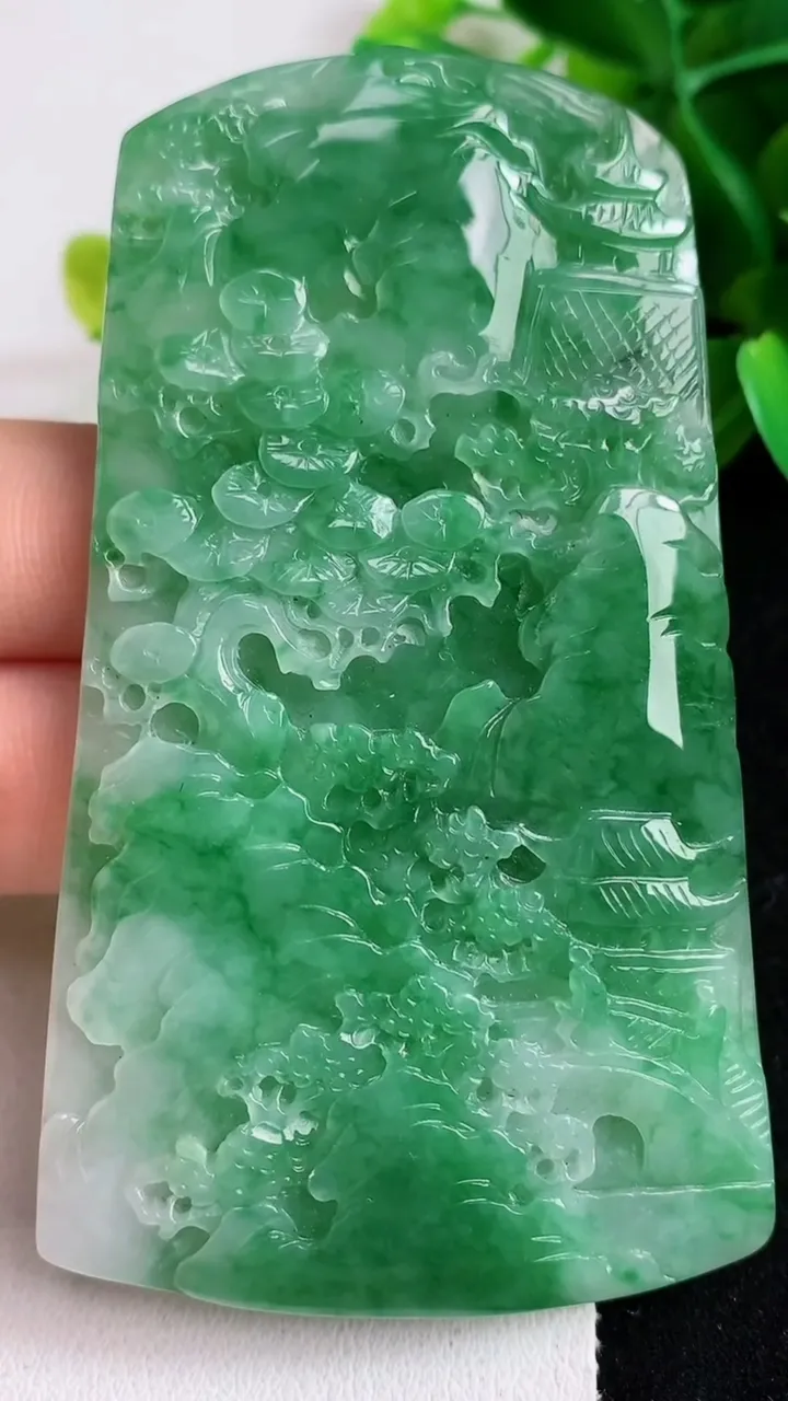 天然A货翡翠山水牌吊坠，尺寸78.2-44-5.3，重量:42.46g
5月6日