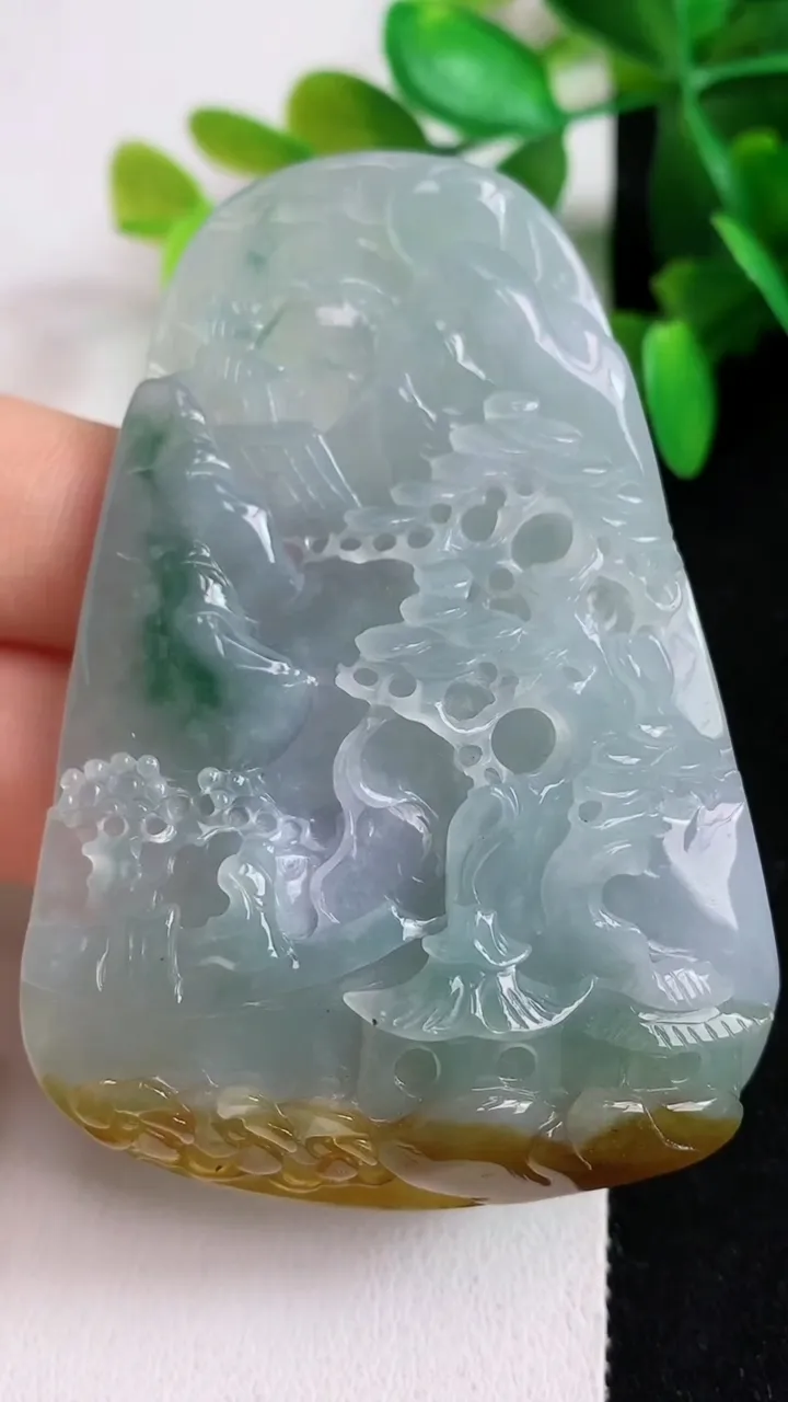 天然A货翡翠双彩山水牌吊坠，尺寸67.3-46.5-10，重:43.25g
5月6日