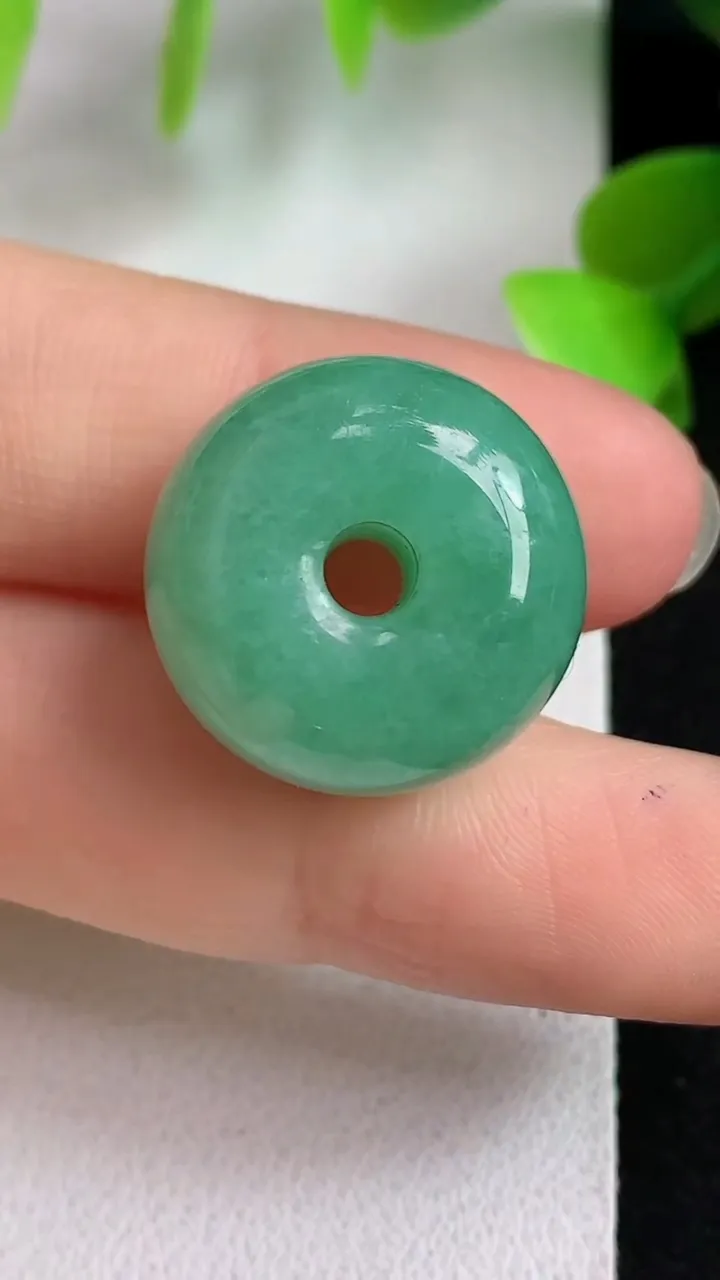 天然A货翡翠路路通吊坠，尺寸19.3-13.2，重量:10.20g
5月6日