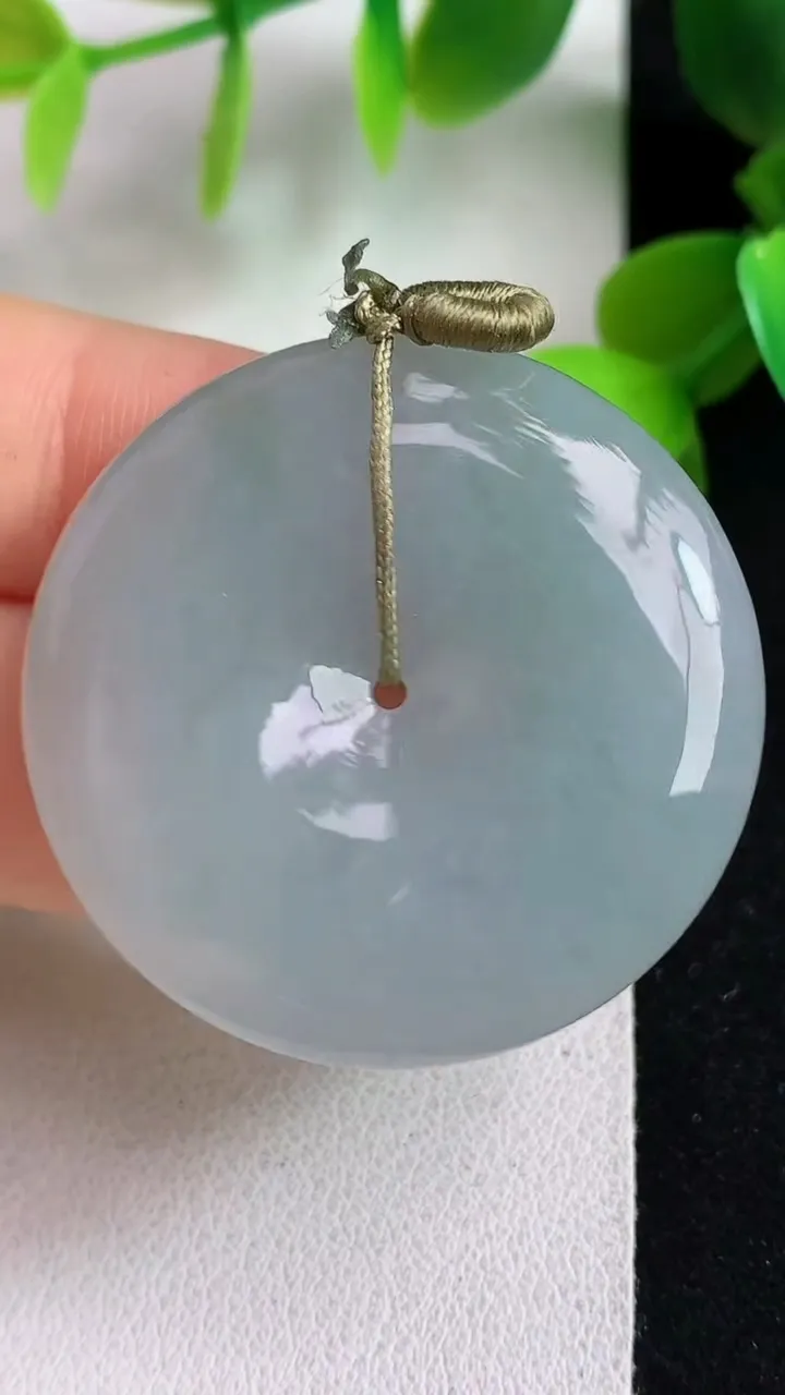 天然A货翡翠白冰平安扣吊坠，尺寸35-6，重量:15.48g
5月6日