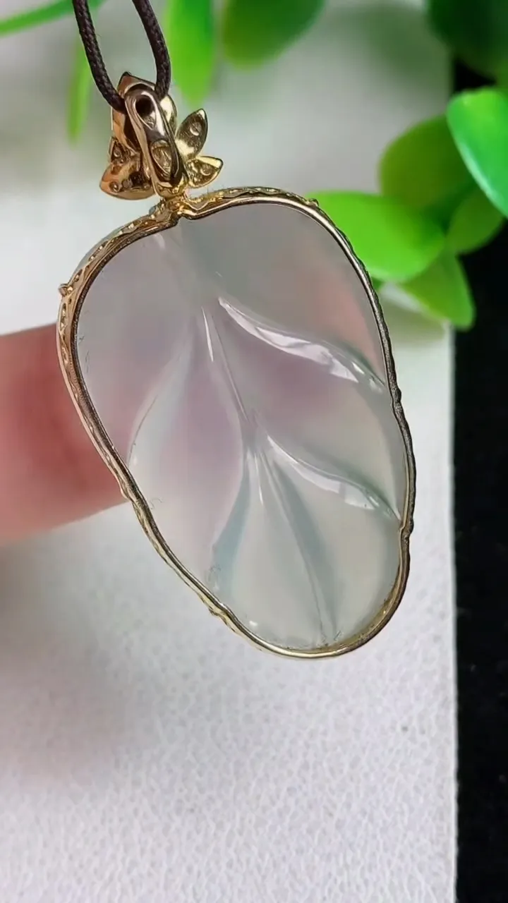 天然A货翡翠白冰金枝玉叶 叶子吊坠，尺寸31.7-20.2-6.3，重量:5.48g
5月6日