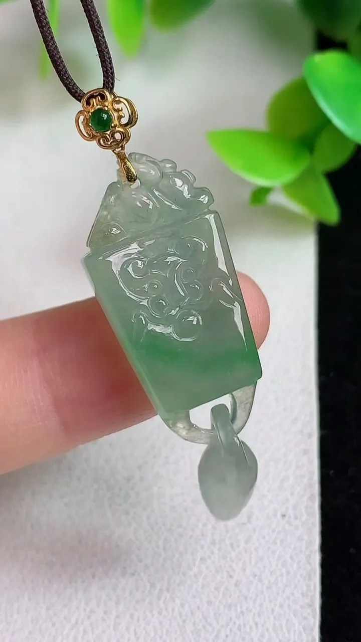 天然A货翡翠仿古牌吊坠，尺寸38.4-11.8-5.4，重量:4.50g
5月6日