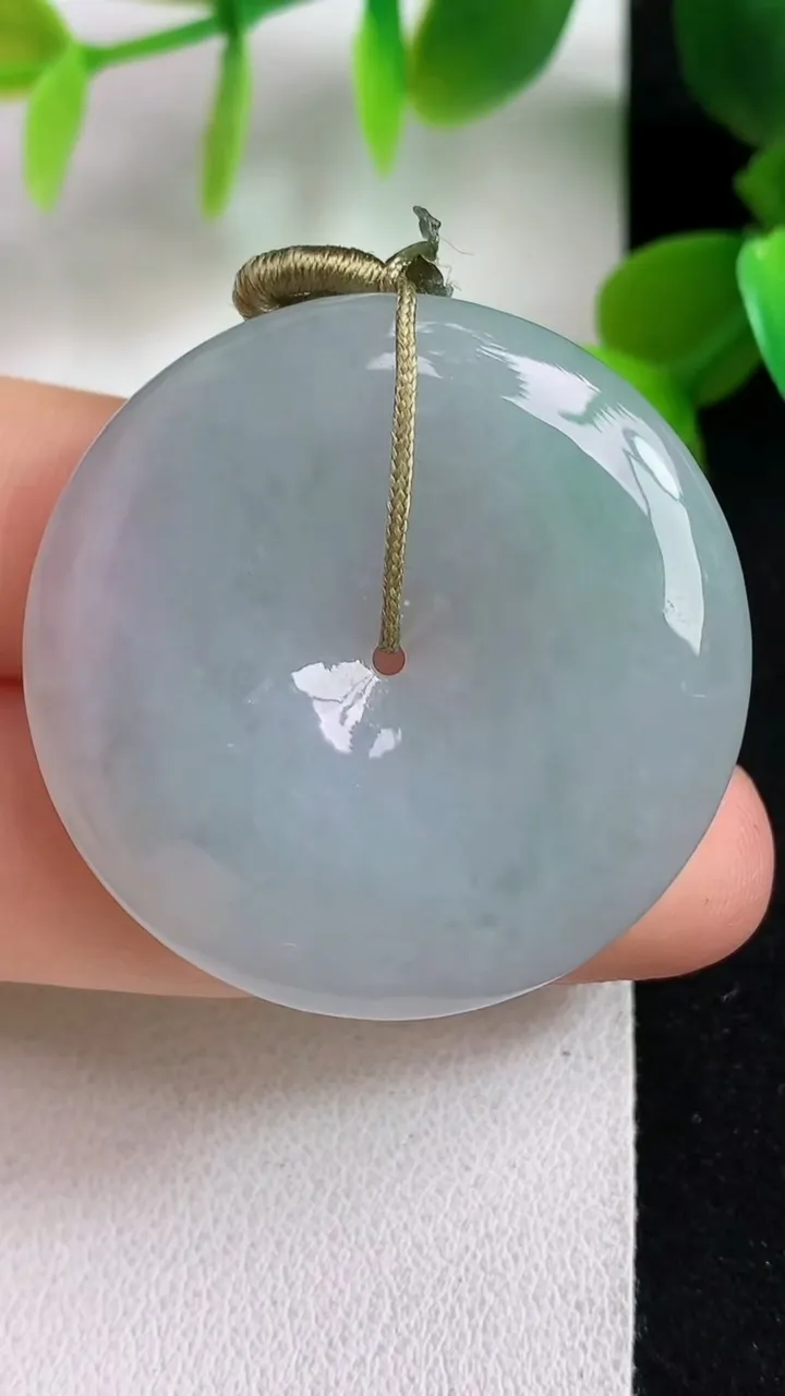 天然A货翡翠白冰平安扣吊坠，尺寸35-6，重量:15.48g
5月6日