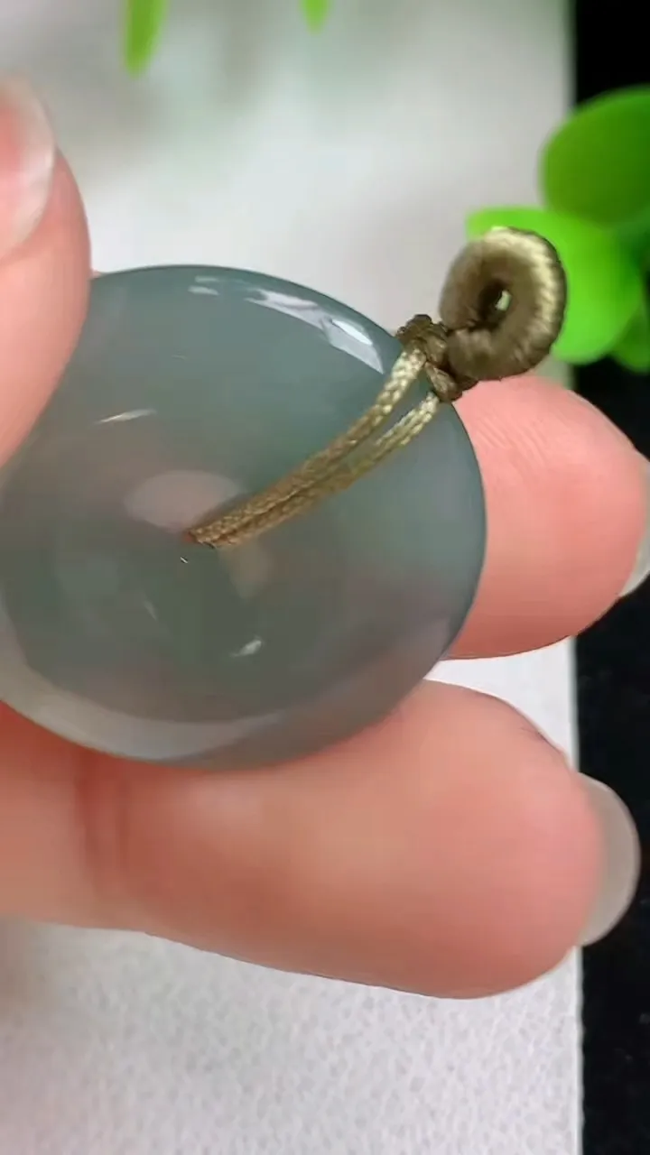 天然A货翡翠平安扣吊坠，尺寸24-4.5，重量:5.57g
5月6日