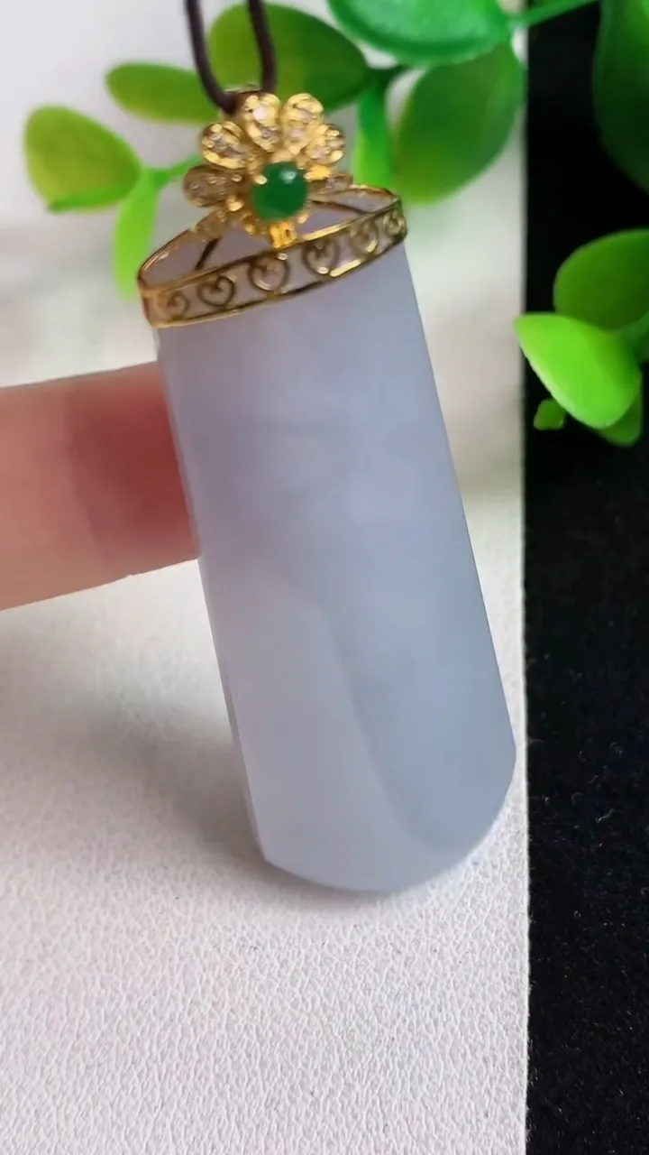 天然A货翡翠k金紫罗兰无事牌吊坠，尺寸49.5-20.2-9，重量:18.65g
5月6日