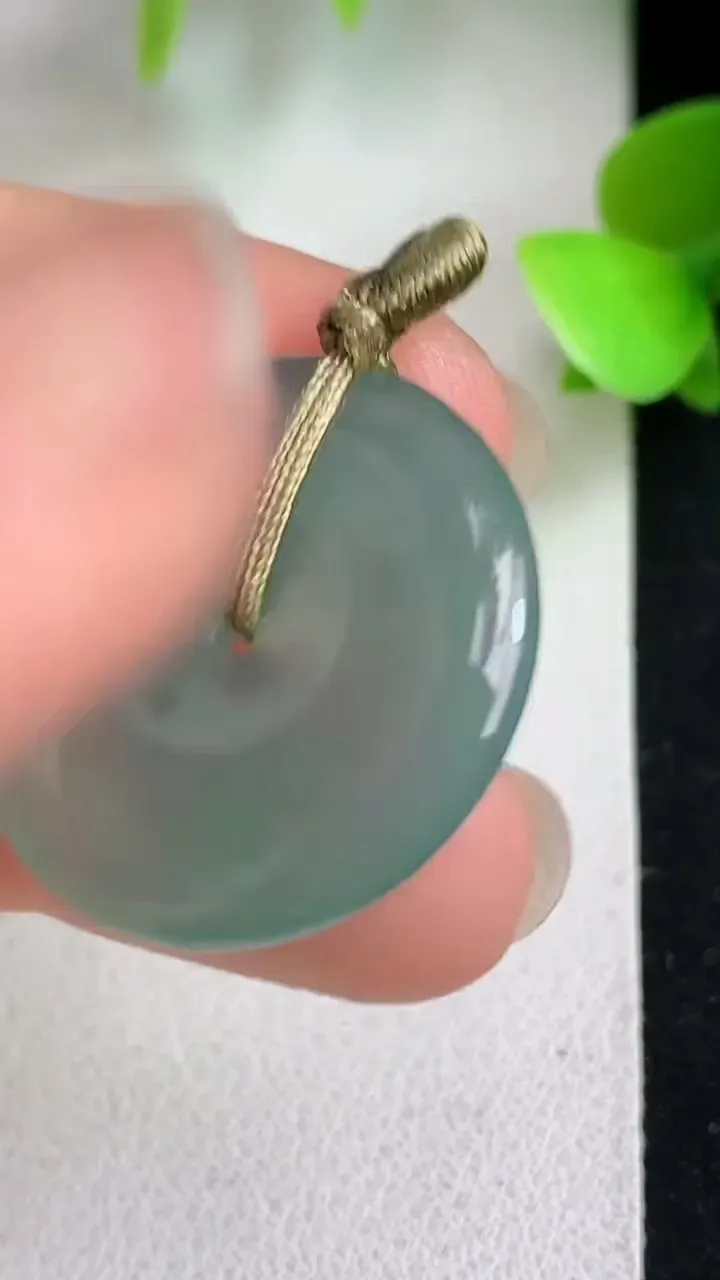 天然A货翡翠平安扣吊坠，尺寸24-4.5，重量:5.57g
5月6日