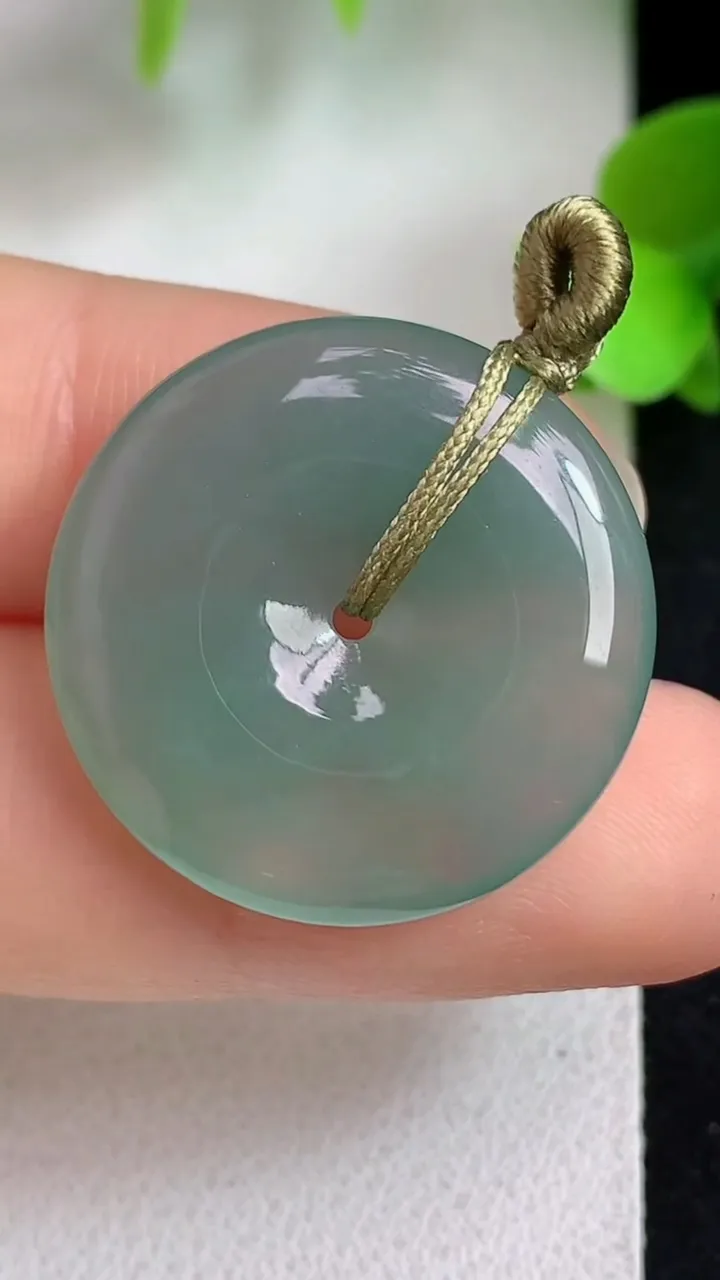 天然A货翡翠平安扣吊坠，尺寸24-4.5，重量:5.57g
5月6日