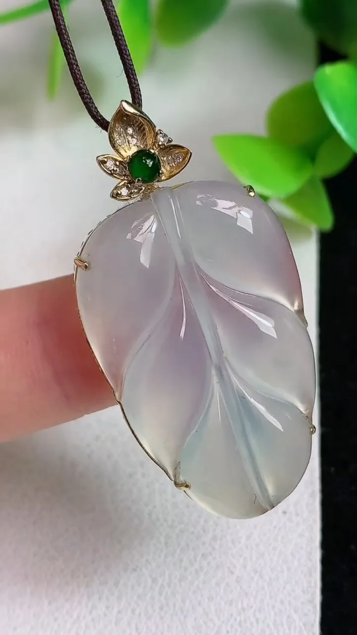 天然A货翡翠白冰金枝玉叶 叶子吊坠，尺寸31.7-20.2-6.3，重量:5.48g
5月6日